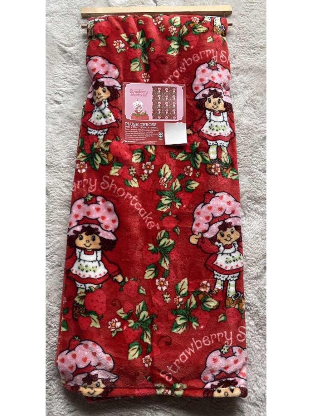 Strawberry Shortcake 50” X 70” Soft Plush Soft Throw Blanket Red Flowers‎ NEW